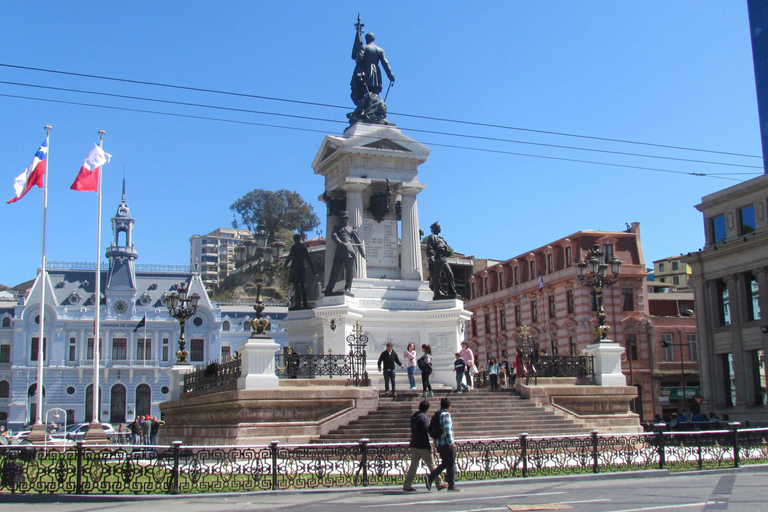 Colorful, historic, and panoramic Valparaíso Colorful, historic, and scenic Valparaíso