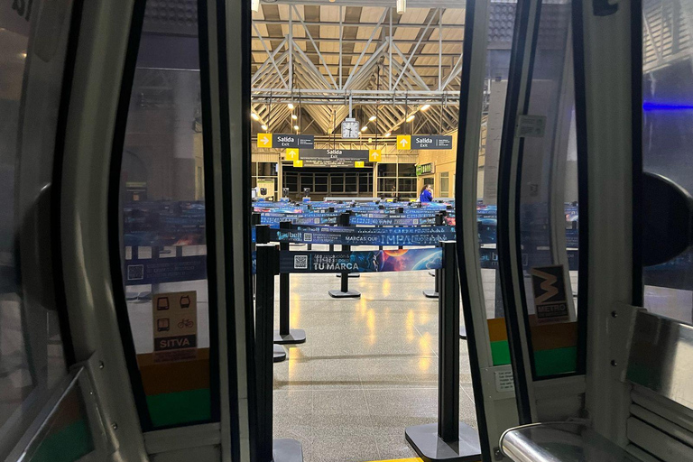 Medellín : visite nocturne de la Comuna 13, mur peint, collation localeMedellín : visite nocturne de la Comuna 13, mur peint, dégustation de snacks locaux