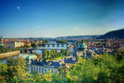Budapest: Transfer to Prague with 2-Hour Sightseeing Stop