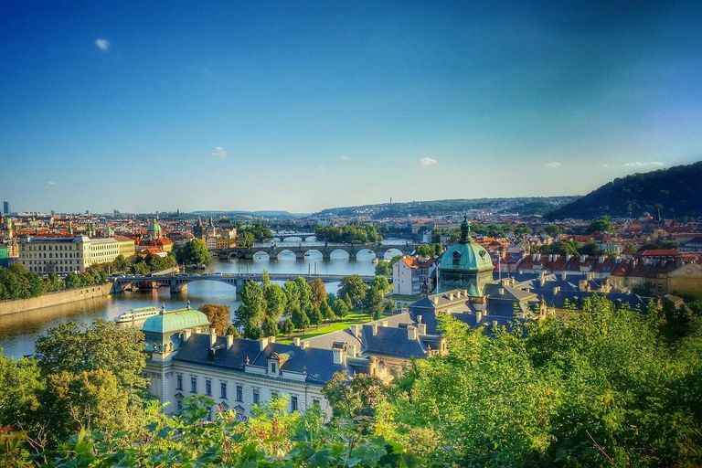 Budapest: Transfer to Prague with 2-Hour Sightseeing Stop