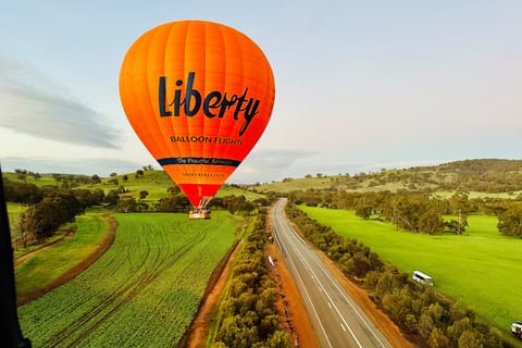 Perth: Avon Valley Hot Air Balloon Flight with Breakfast - Image 2