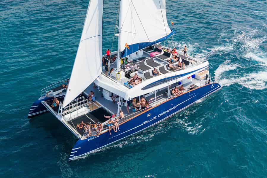 Cambrils: Premium-Katamaran mit offener Bar, Mittagessen & VIP-Bereich. Foto: GetYourGuide