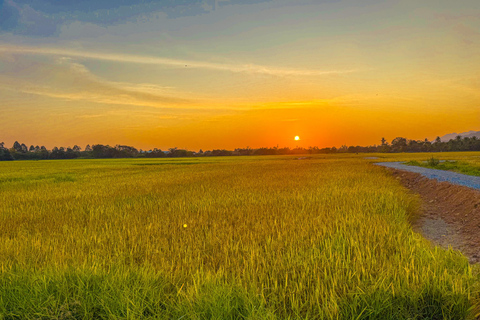 Langkawi Quad Hilltop Golden HourL&#039;heure d&#039;or du quad sur la colline de Langkawi