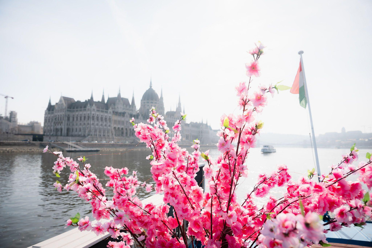 Budapest: Daytime Hop-on Hop-off Cruise with Welcome Drink Budapest: Daytime Hop - on Cruise