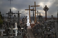 Desde Riga, Hill of Crosses, Bauska & Rundale Full-Day Tour - Housity