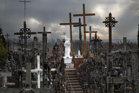 From Riga: Hill of Crosses, Bauska, Rundale Full-Day Trip