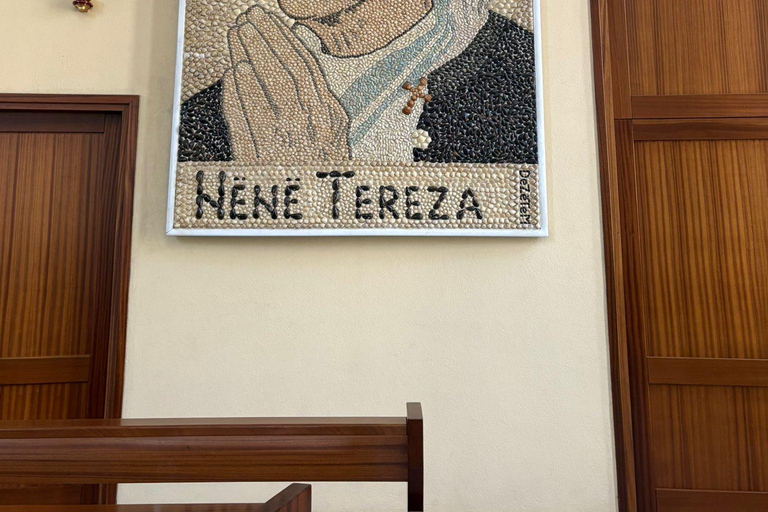 地拉那共产主义遗迹和历史中心之旅地拉那共产主义与历史中心之眼