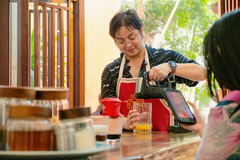 One Hour in Hanoi: Vietnamese Coffee-Making Class Private Option