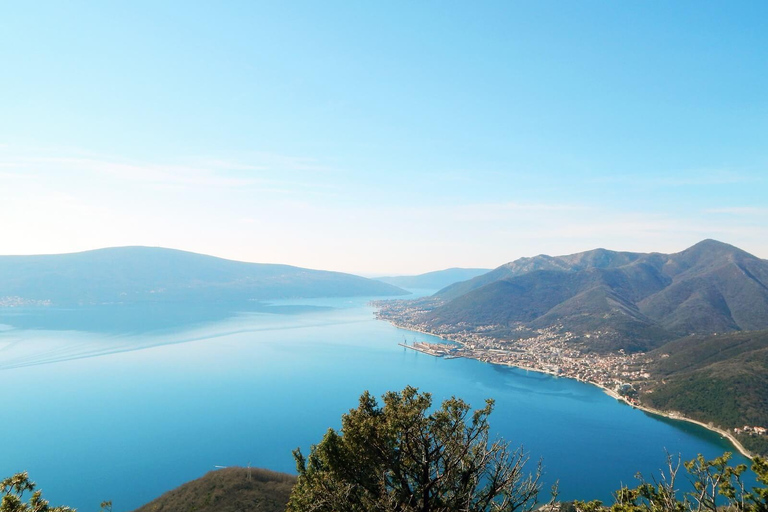 Vanuit Tivat: Vrmac Hill Scenic Hike boven de Boka-baaiVanuit Tivat: mooie wandeling op de Vrmac-heuvel boven de baai van Boka