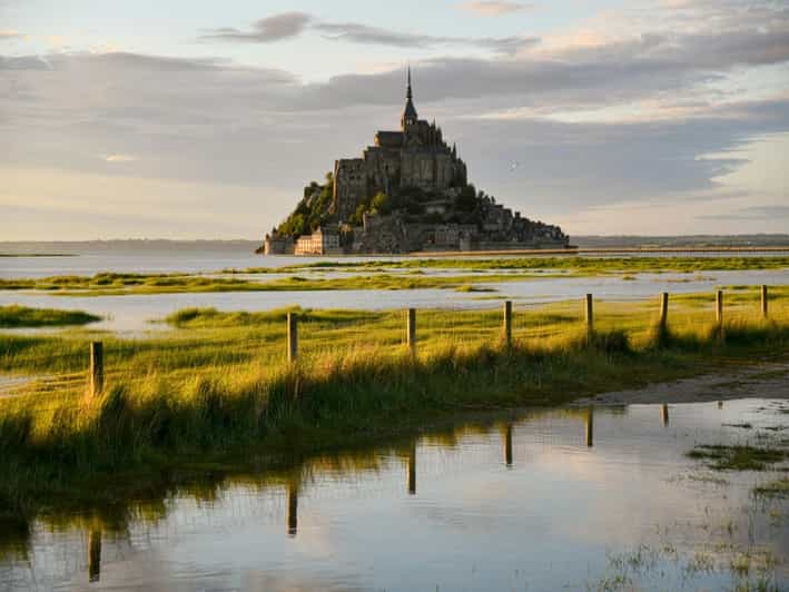Párizsból: egynapos kirándulás a Mont Saint-Michel-re idegenvezetővel és belépéssel