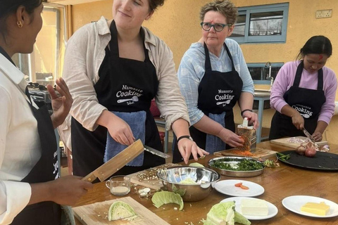 Cours de cuisine népalaise animé par des femmes locales