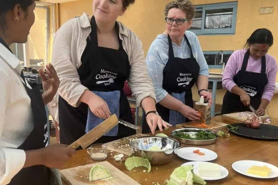 Einheimische Frauen leiten einen nepalesischen Kochkurs. Foto: GetYourGuide