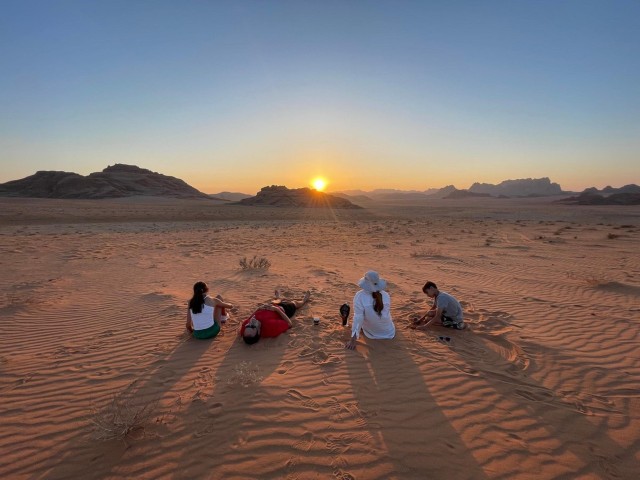 4-uur durende zonsondergangtour met hoogtepunten van de Wadi Rum-woestijn