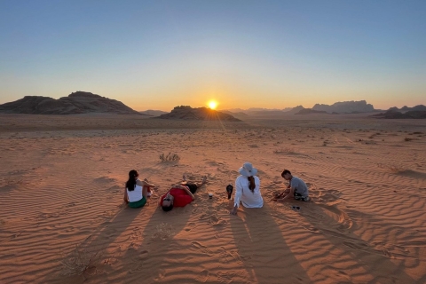 excursión de 4 horas al atardecer por los lugares más destacados del desierto de wadi rumExcursión de 4 horas en jeep por la mañana o al atardecer por los lugares más destacados del desierto de Wadi Rum