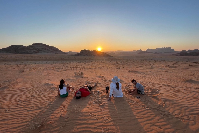 4-uur durende zonsondergangtour met hoogtepunten van de Wadi Rum-woestijn4 uur durende Jeep Tour ochtend of zonsondergang Wadi Rum Desert Hoogtepunten
