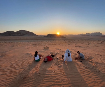 Passeio de jipe 4H pela manhã ou ao pôr do sol Destaques do deserto de Wadi Rum