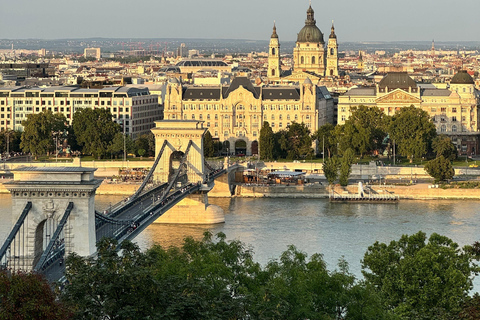 Buda Castle: Guided Walking Tour with Royal Cake Tasting