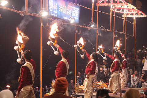 WIECZORNA CEREMONIA ZAPALANIA ŚWIATEŁ NA GŁÓWNYM GHACIE (GANGA ARTI)