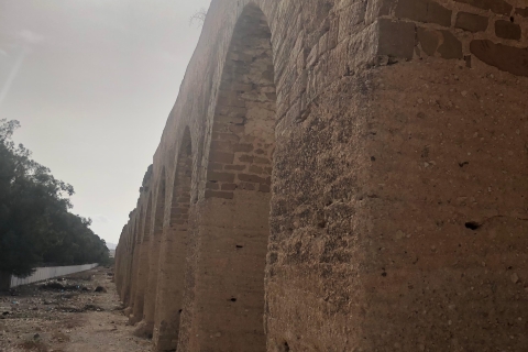 Het volgen van het grote aquaduct van Carthago naar Zaghouan