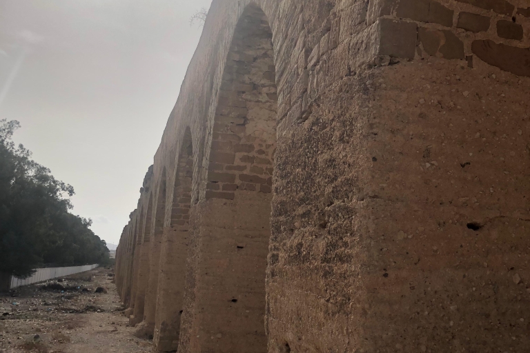 Het volgen van het grote aquaduct van Carthago naar Zaghouan