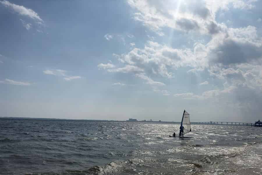 Ocean Springs: Windsurfkurs. Foto: GetYourGuide Ocean Springs: Windsurfkurs. Foto: GetYourGuide