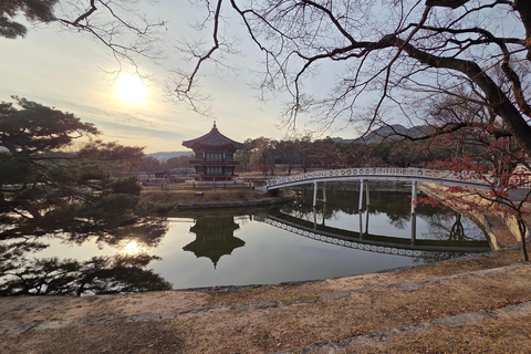 Seoul: Guided Walking Tour for Seniors with Breaks