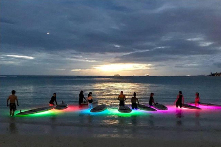 Honolulu: Clase de Yoga Fluido y Brillo de Fuegos Artificiales