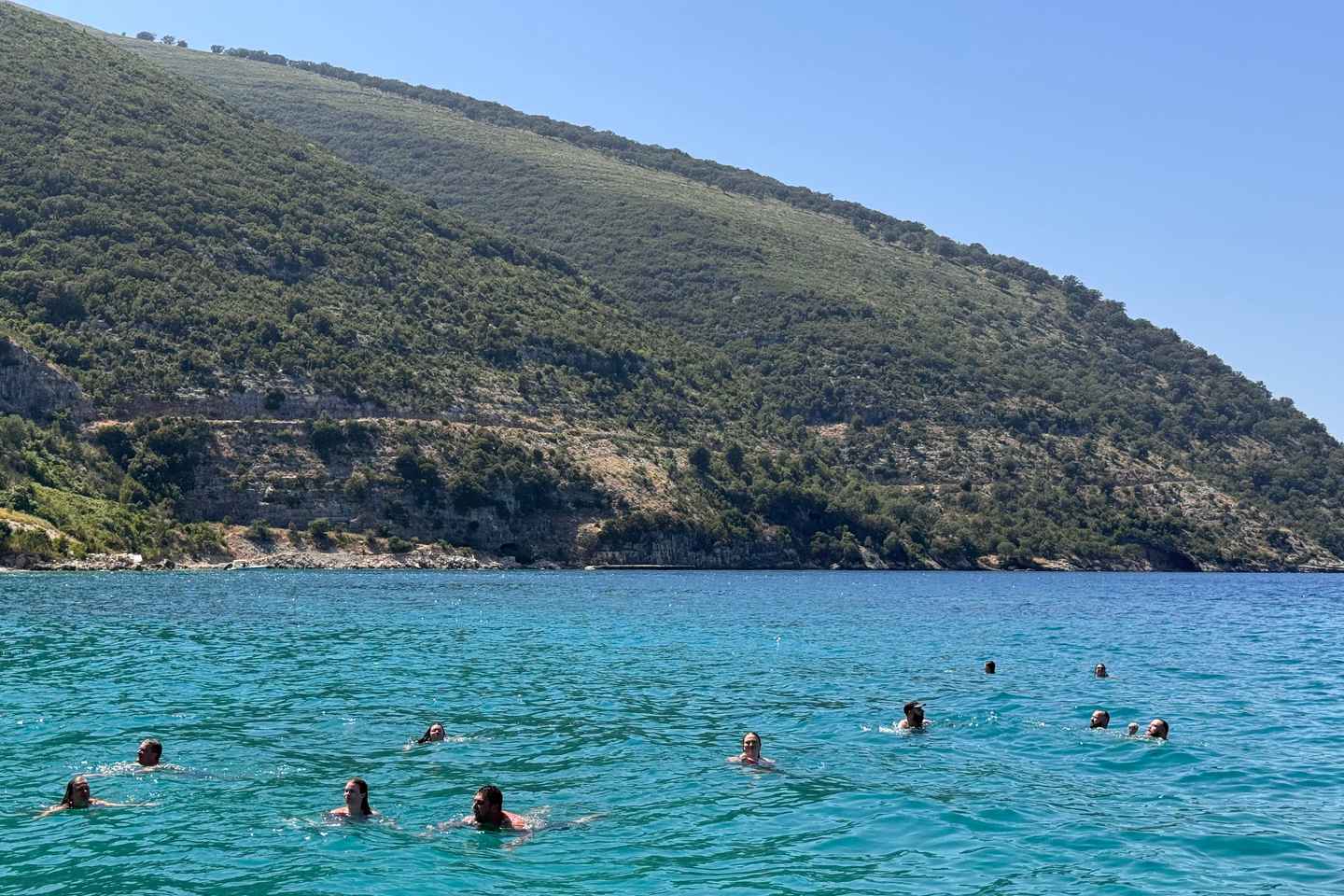 弗洛勒：快艇探秘哈吉阿里洞穴与卡拉布伦