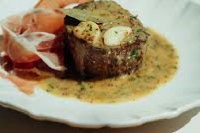 Porto: A la carte lunch + Douro River cruise Porto: À la carte lunch + Douro River cruise