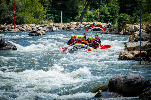 Foix: avventura di rafting per famiglie sul fiume AriègeFoix: un'avventura di rafting per tutta la famiglia sul fiume Ariège