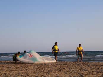 Kitesurfing-Kurs in der Nähe von Syrakus mit IKO-Lehrer