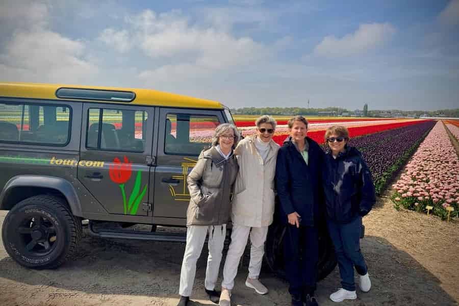 Genießen Sie die Tulpenfelder in einem Landrover mit einem ortskundigen Guide!. Foto: GetYourGuide Genießen Sie die Tulpenfelder in einem Landrover mit einem ortskundigen Guide!. Foto: GetYourGuide