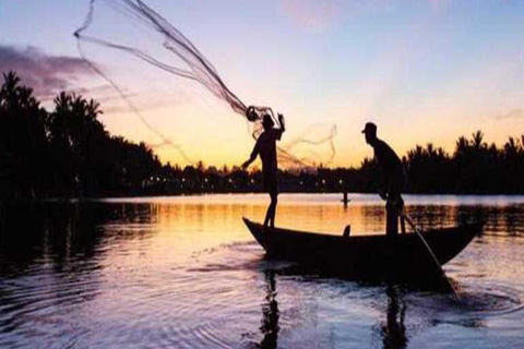 Hoi An: Excursión de pesca con barbacoa al atardecer con los lugareños en un tour en barco