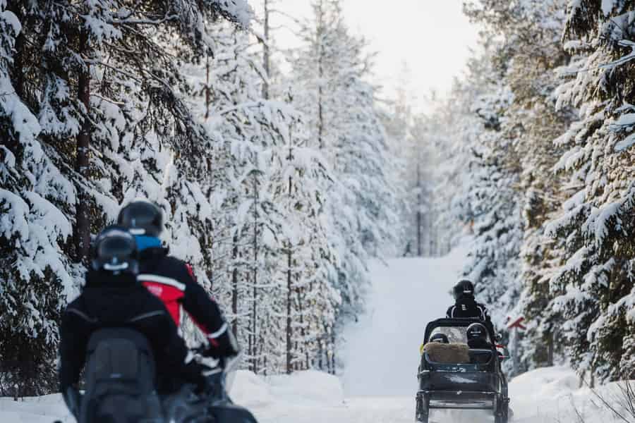 Lappland: Schneemobil-Tour für die ganze Familie im Dorf des Weihnachtsmannes. Foto: GetYourGuide Lappland: Schneemobil-Tour für die ganze Familie im Dorf des Weihnachtsmannes. Foto: GetYourGuide