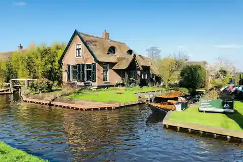 Amsterdam: Explore Giethoorn in a Private Tour with Driver