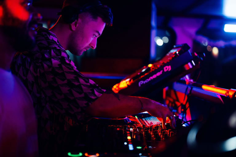 Bootfeest op oudejaarsavond in Londen met uitzicht op het vuurwerk