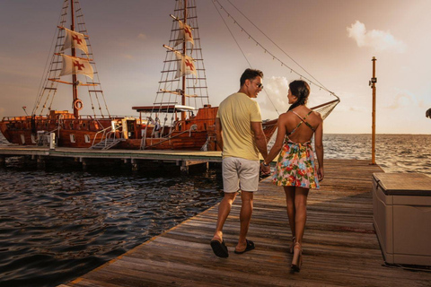 Cancun: Romantic Dinner Cruise with open bar and live musicOnly Entrance - Vegetarian Dinner