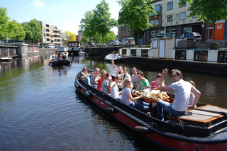 Groningen: Canal Cruise with Beer Tasting and local Cake