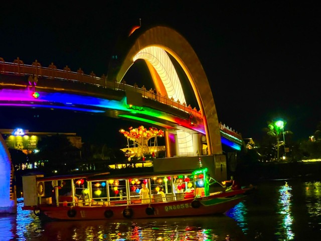 Visit HOI AN NIGHT MARKET & BOAT TRIP WITH LANTERN in Hue