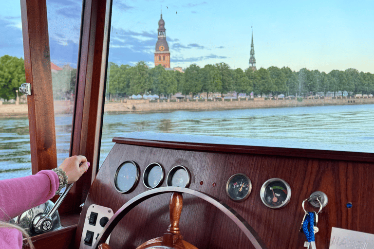 Riga : visite privée en bateau VIP &#039;&#039;Through 19 Bridges&#039;&#039; (à travers 19 ponts)2 heures