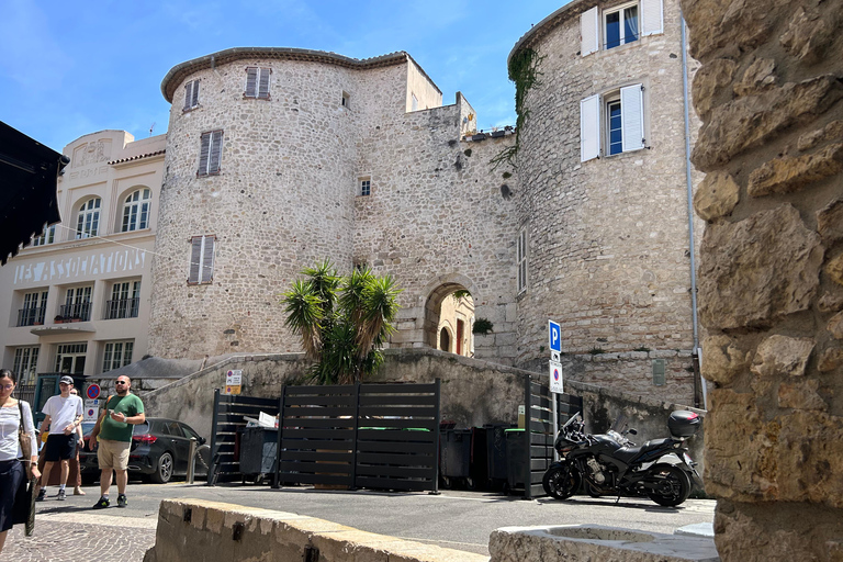 Cannes: Tour Cannes & Antibes in a 1956 Cadillac Cabriolet Private hire