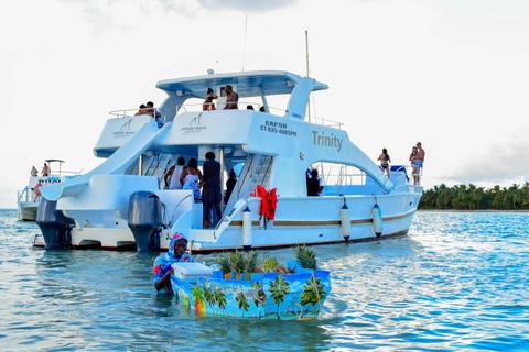 Barco de festa em Punta Cana: Bar aberto, Snorkeling, Entretenimento