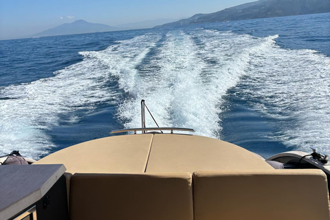 Passeio de barco compartilhado em Capri saindo de Sorrento