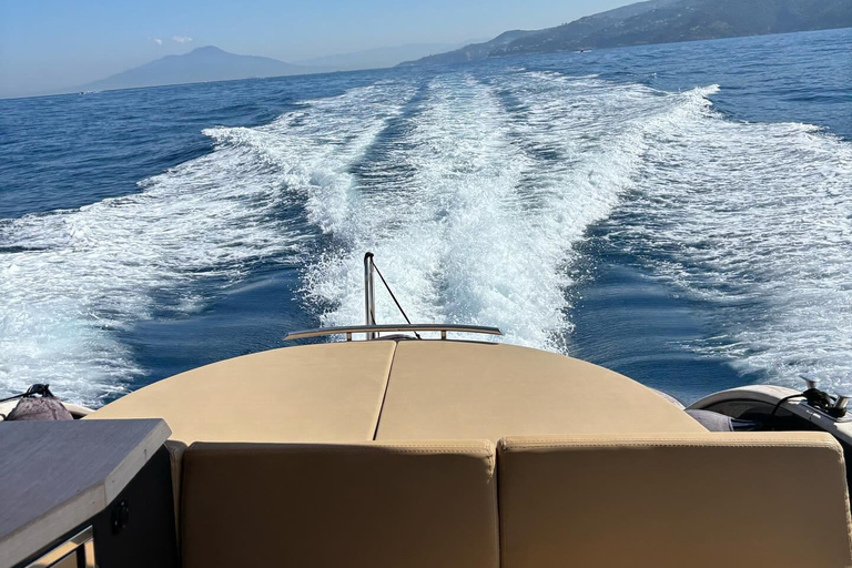 Passeio de barco compartilhado em Capri saindo de Sorrento