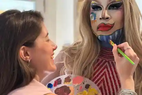 Barcelona: dołącz do imprezy malarskiej z tarotem, drag queen i nie tylko!