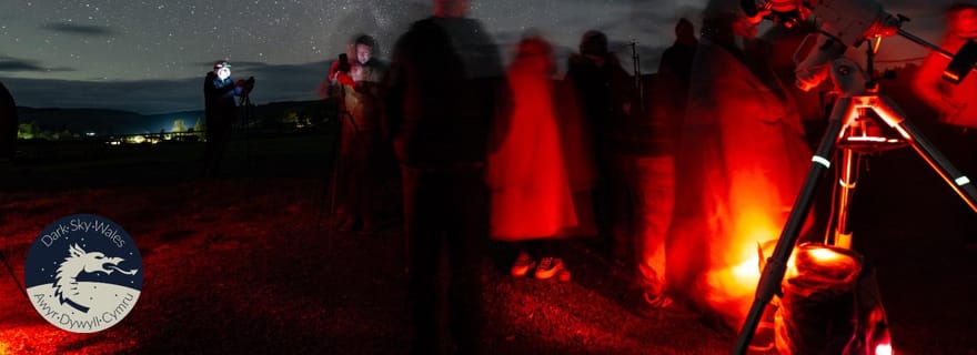 Brecon : observation collective des étoiles à l'observatoire de Brecon Beacons