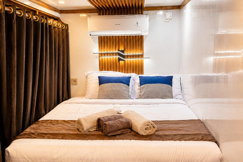 Labuan Bajo: 3-Day Komodo Sailing Luxury Boat with All Fees Deluxe Boat - Private Standar Room (2pax/room)