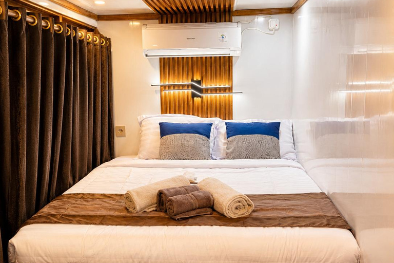 Labuan Bajo: 3-Day Komodo Sailing Luxury Boat with All Fees Deluxe Boat - Private Standar Room (2pax/room)