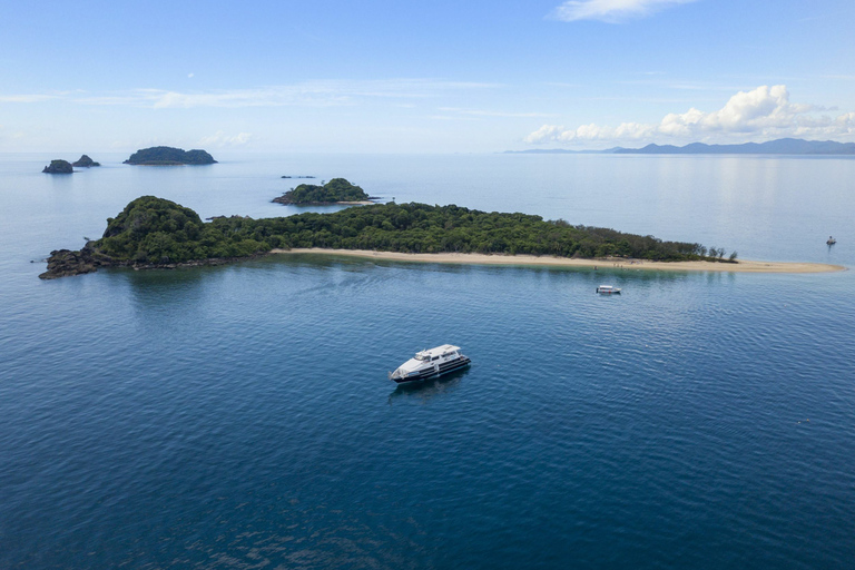 Cairns : plongée près d’une île de la Grande BarrièreVisite tout compris avec déjeuner buffet tropical