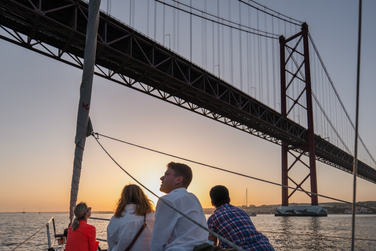 Lisboa: tour en velero de día/atardecer/noche con bebidasTour nocturno en velero en inglés, español y portugués